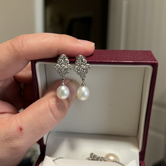 Beautiful pearl and diamond necklace and earring set - Picture 3 of 5